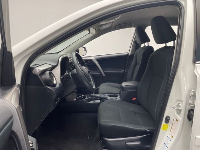 2018 Toyota RAV4 LE AWD - 22955304 - 11