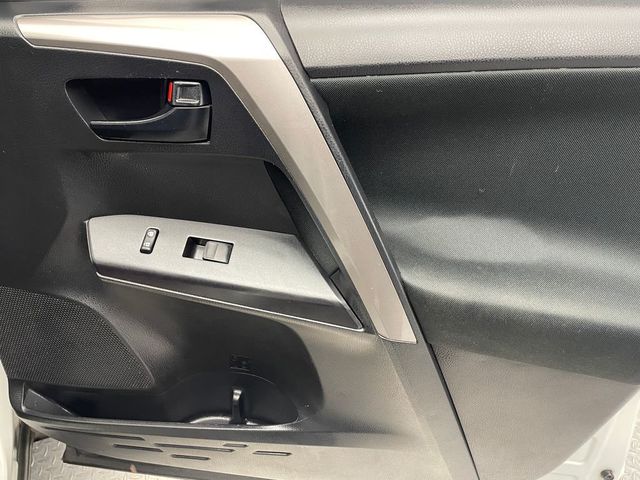 2018 Toyota RAV4 LE AWD - 22955304 - 13
