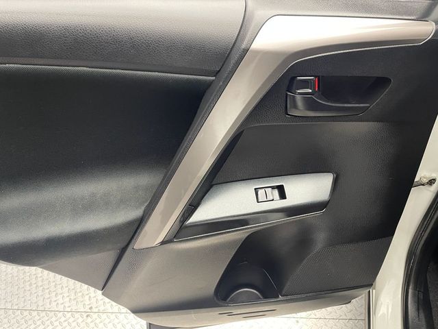 2018 Toyota RAV4 LE AWD - 22955304 - 26