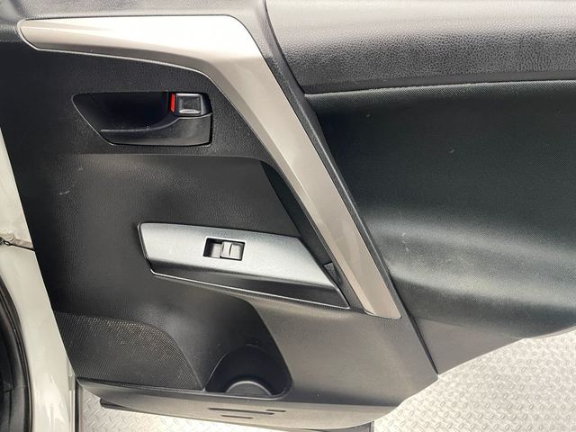 2018 Toyota RAV4 LE AWD - 22955304 - 29