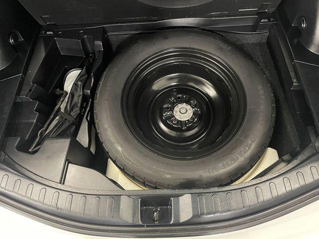 2018 Toyota RAV4 LE AWD - 22955304 - 34