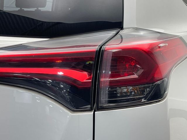 2018 Toyota RAV4 LE AWD - 22955304 - 35