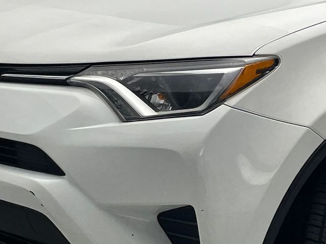 2018 Toyota RAV4 LE AWD - 22955304 - 38