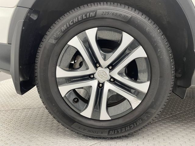 2018 Toyota RAV4 LE AWD - 22955304 - 39