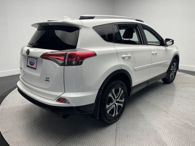 2018 Toyota RAV4 LE AWD - 22955304 - 4