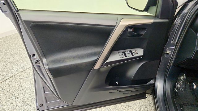 2018 Toyota RAV4 LE AWD - 23056054 - 9