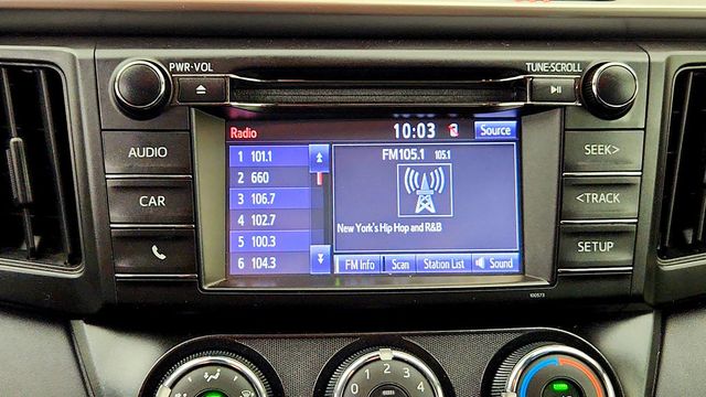 2018 Toyota RAV4 LE AWD - 23056054 - 17