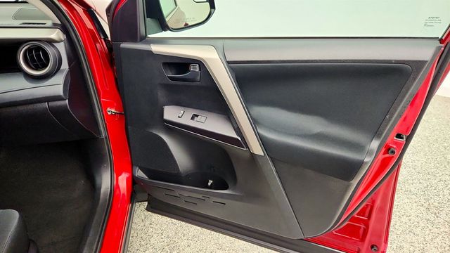 2018 Toyota RAV4 LE AWD - 23071360 - 22