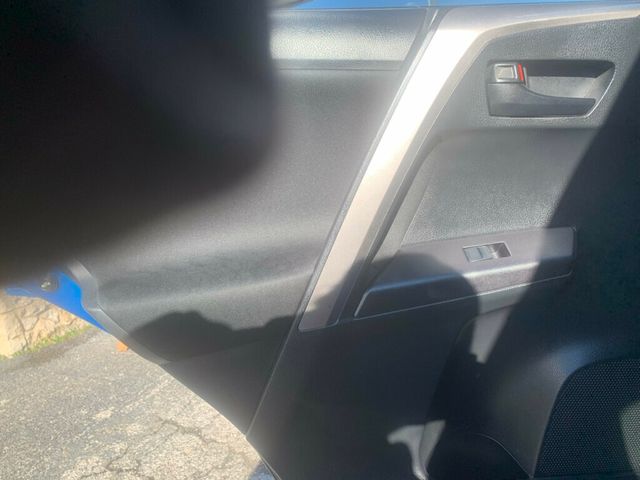 2018 Toyota RAV4 LE FWD - 22953865 - 11