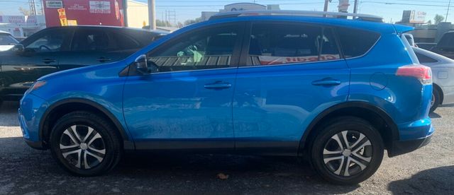 2018 Toyota RAV4 LE FWD - 22953865 - 16