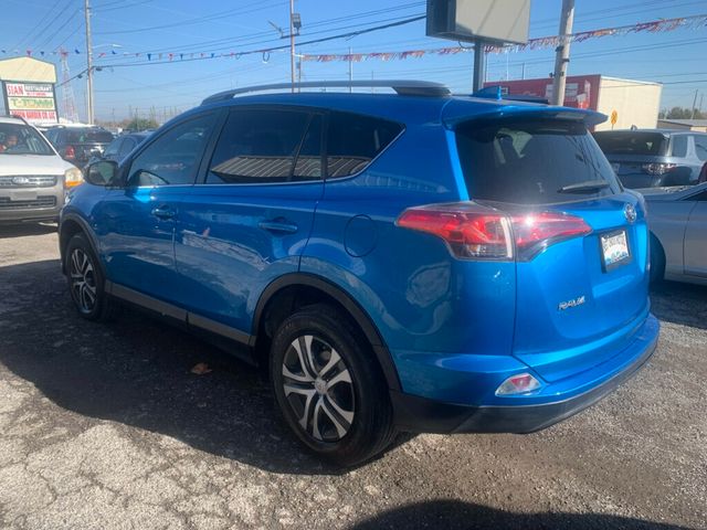 2018 Toyota RAV4 LE FWD - 22953865 - 17