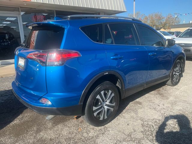 2018 Toyota RAV4 LE FWD - 22953865 - 19