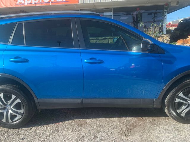 2018 Toyota RAV4 LE FWD - 22953865 - 21