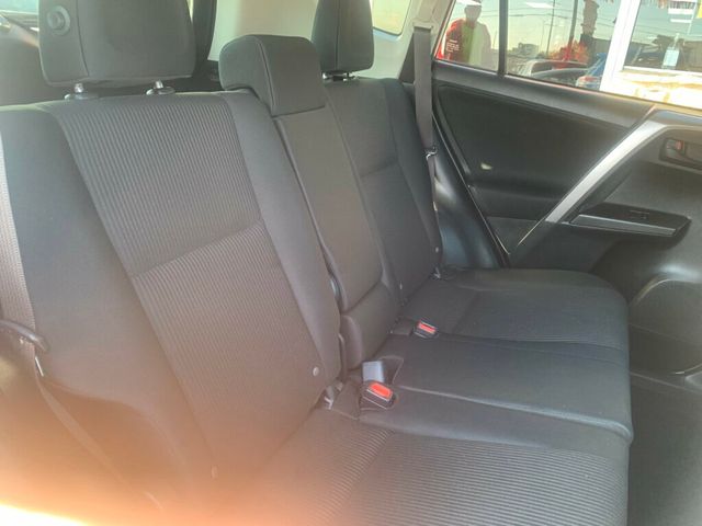 2018 Toyota RAV4 LE FWD - 22953865 - 24