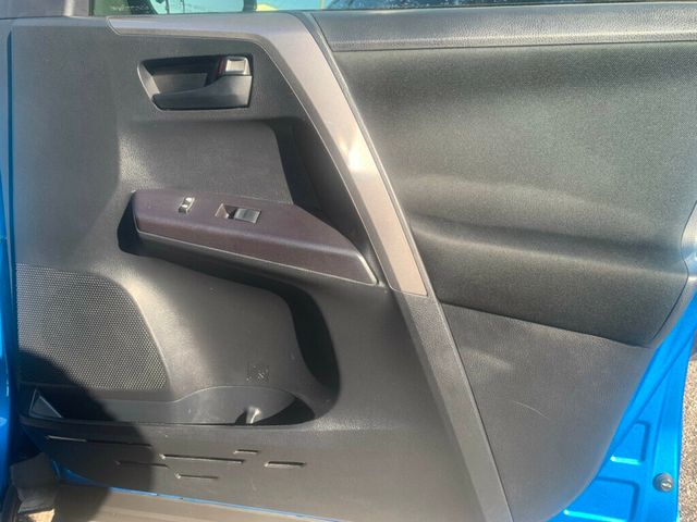 2018 Toyota RAV4 LE FWD - 22953865 - 25