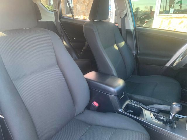 2018 Toyota RAV4 LE FWD - 22953865 - 26