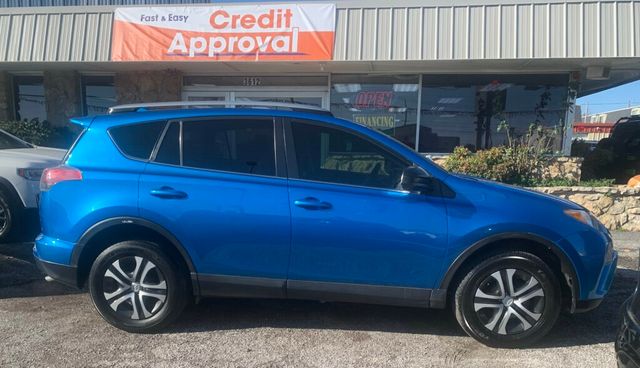 2018 Toyota RAV4 LE FWD - 22953865 - 27