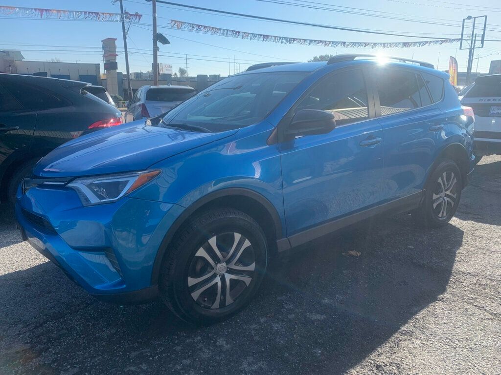 2018 Toyota RAV4 LE photo 3