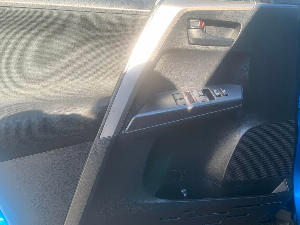 2018 Toyota RAV4 LE photo 4