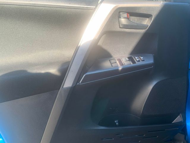 2018 Toyota RAV4 LE FWD - 22953865 - 3