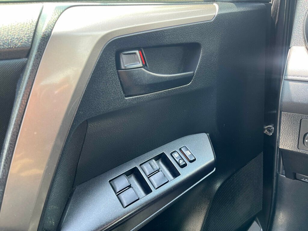 2018 Toyota RAV4 LE FWD - 22848978 - 22