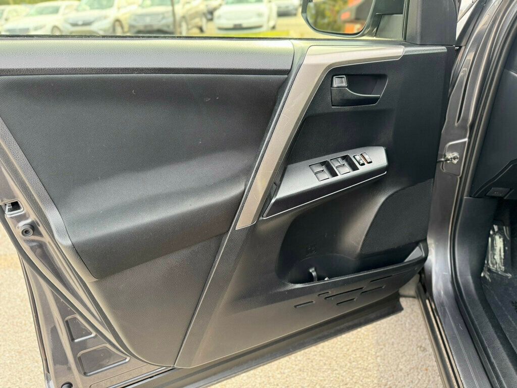 2018 Toyota RAV4 LE FWD - 22937206 - 9