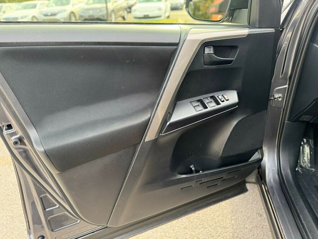 2018 Toyota RAV4 LE FWD - 22937206 - 9