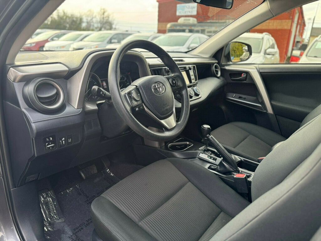 2018 Toyota RAV4 LE FWD - 22937206 - 12