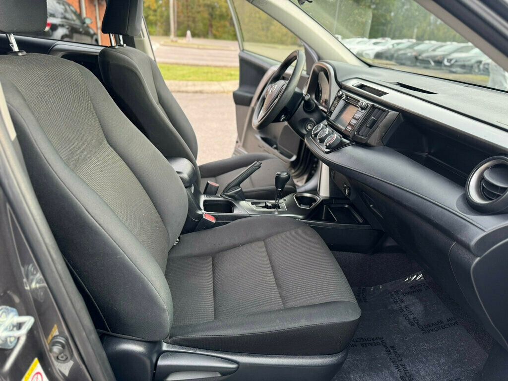 2018 Toyota RAV4 LE FWD - 22937206 - 15