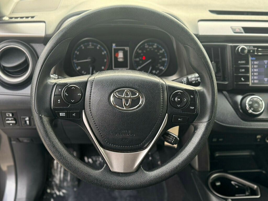 2018 Toyota RAV4 LE FWD - 22937206 - 17