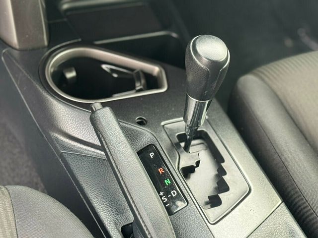 2018 Toyota RAV4 LE FWD - 22937206 - 19