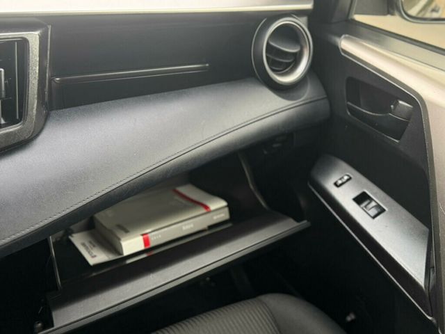 2018 Toyota RAV4 LE FWD - 22937206 - 23