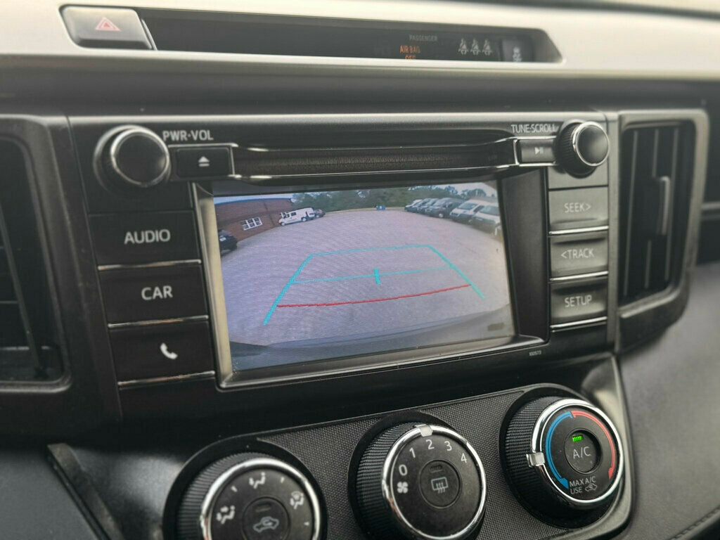 2018 Toyota RAV4 LE FWD - 22937206 - 24