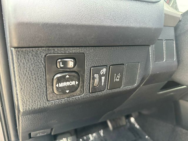 2018 Toyota RAV4 LE FWD - 22937206 - 27