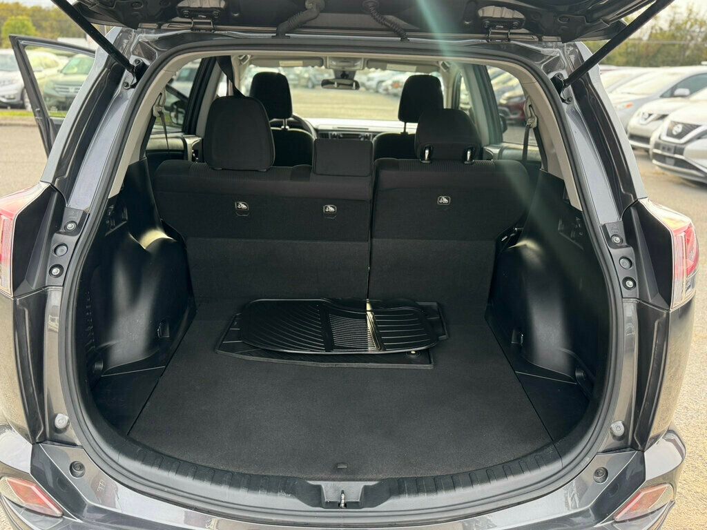 2018 Toyota RAV4 LE FWD - 22937206 - 30