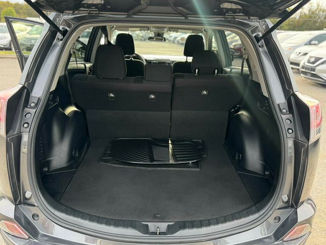 2018 Toyota RAV4 LE FWD - 22937206 - 30