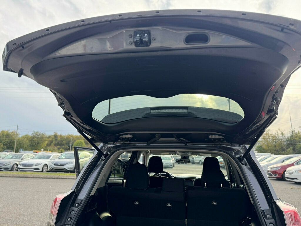 2018 Toyota RAV4 LE FWD - 22937206 - 31