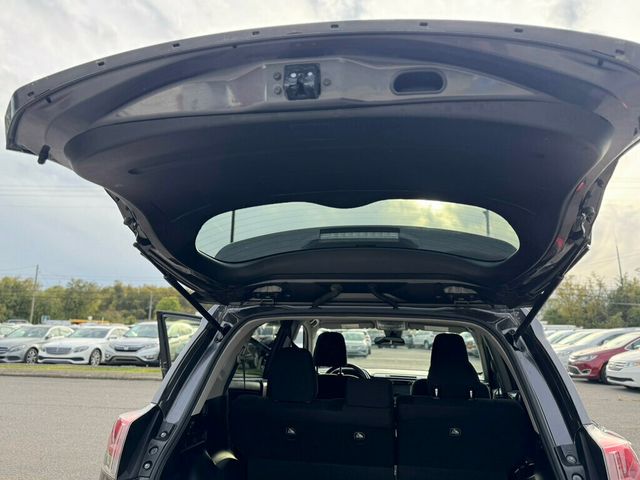 2018 Toyota RAV4 LE FWD - 22937206 - 31