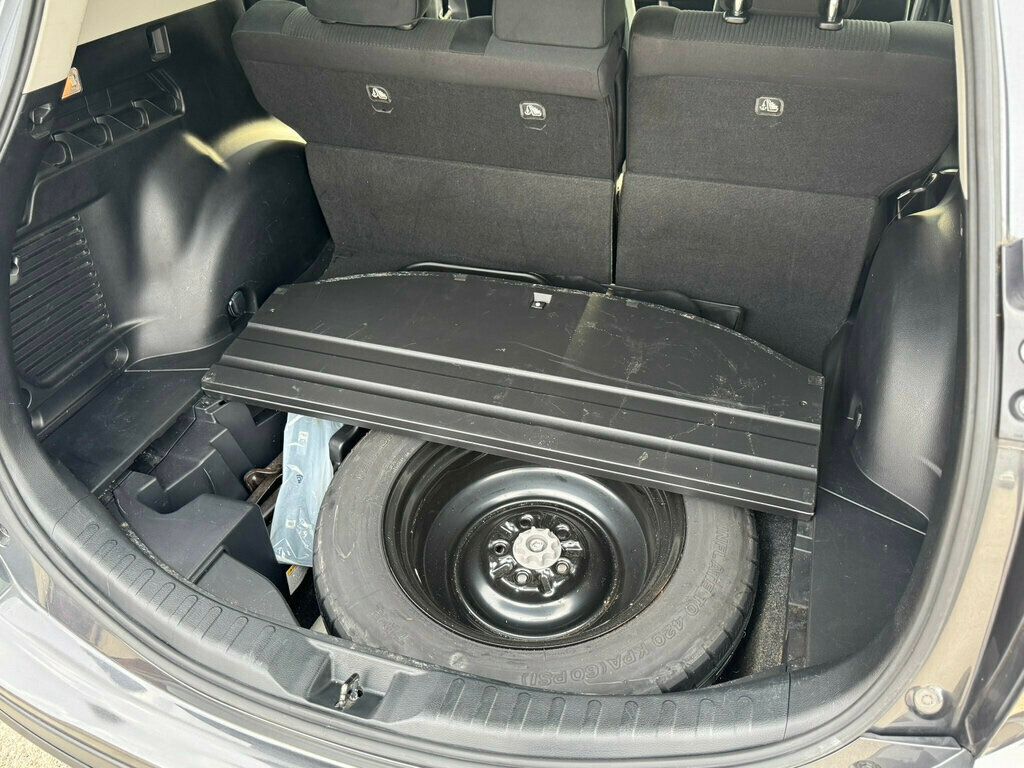 2018 Toyota RAV4 LE FWD - 22937206 - 32