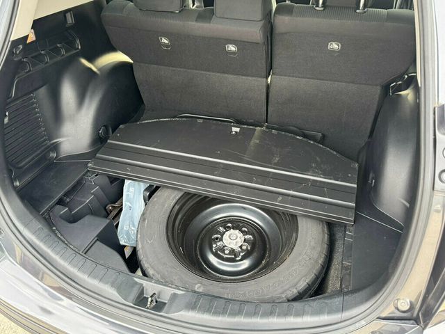 2018 Toyota RAV4 LE FWD - 22937206 - 32