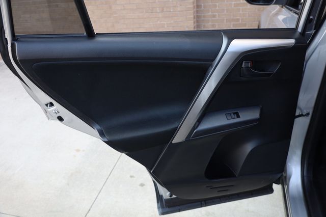 2018 Toyota RAV4 LE FWD - 22969225 - 16