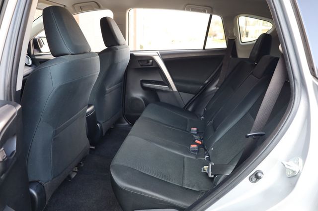 2018 Toyota RAV4 LE FWD - 22969225 - 17