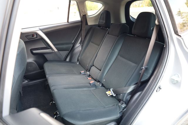 2018 Toyota RAV4 LE FWD - 22969225 - 19