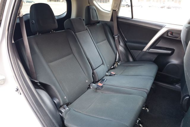 2018 Toyota RAV4 LE FWD - 22969225 - 23