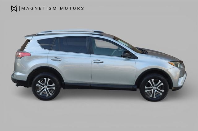 2018 Toyota RAV4 LE FWD - 22969225 - 2