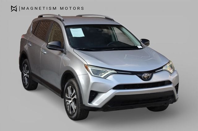 2018 Toyota RAV4 LE FWD - 22969225 - 3