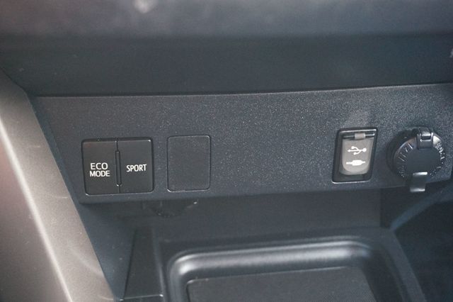 2018 Toyota RAV4 LE, SUPER LOW MILEAGE, PREMIUM WHEELS, CLOTH SEATS, BLUETOOTH - 22969364 - 31