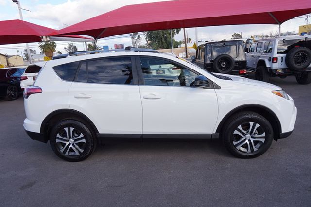 2018 Toyota RAV4 LE, SUPER LOW MILEAGE, PREMIUM WHEELS, CLOTH SEATS, BLUETOOTH - 22969364 - 4