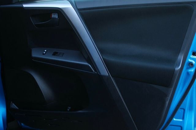 2018 Toyota RAV4 ONE OWNER AWD LE - 22992371 - 5