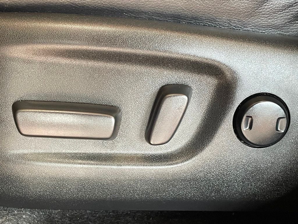 2018 Toyota RAV4 SE AWD - 23014768 - 11